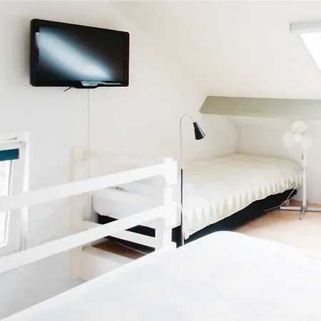 Amazing Home In Remersdaal With Wifi بيت للعطل